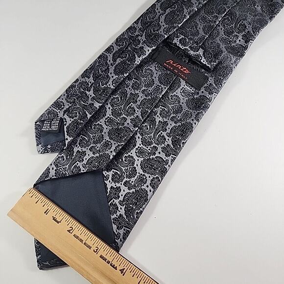 Ninto Silk Necktie, Gray Paisley - Italy - Like New - Picture 2 of 4